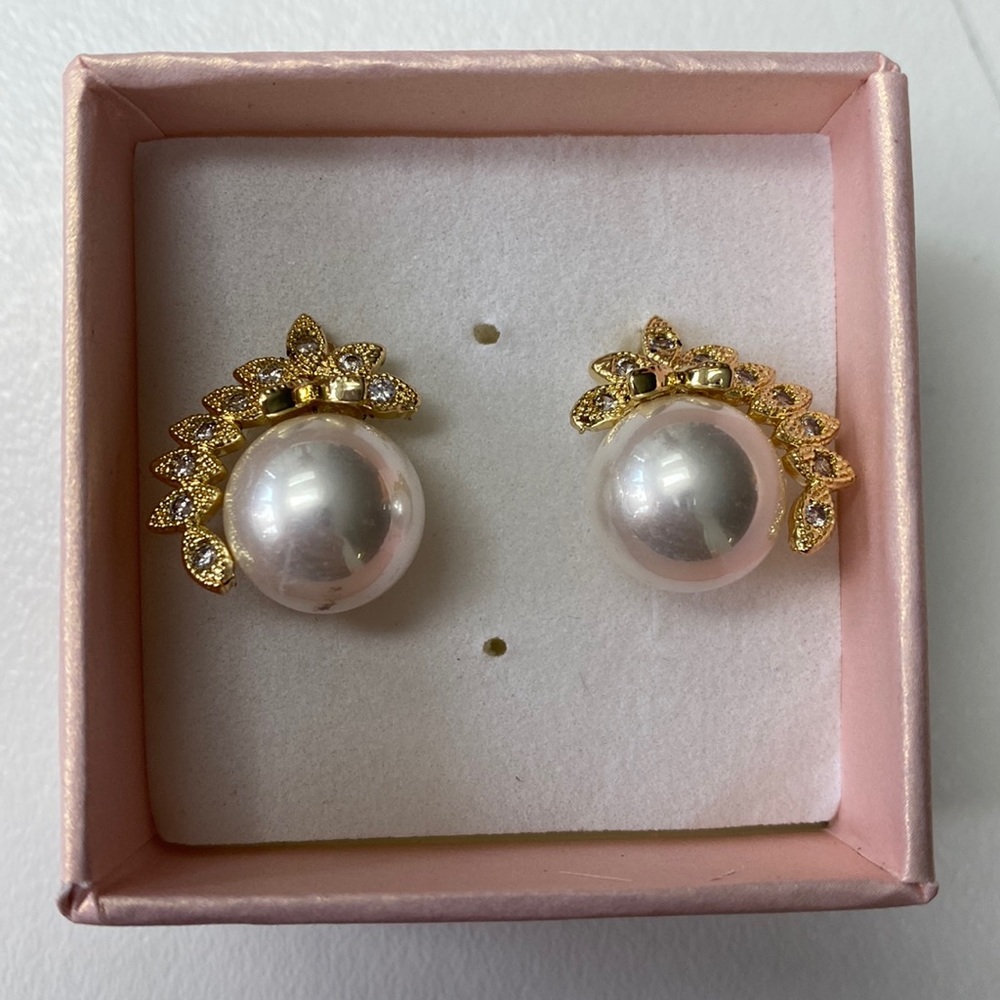 Costume Jewelry - Pearl Gold Earrings